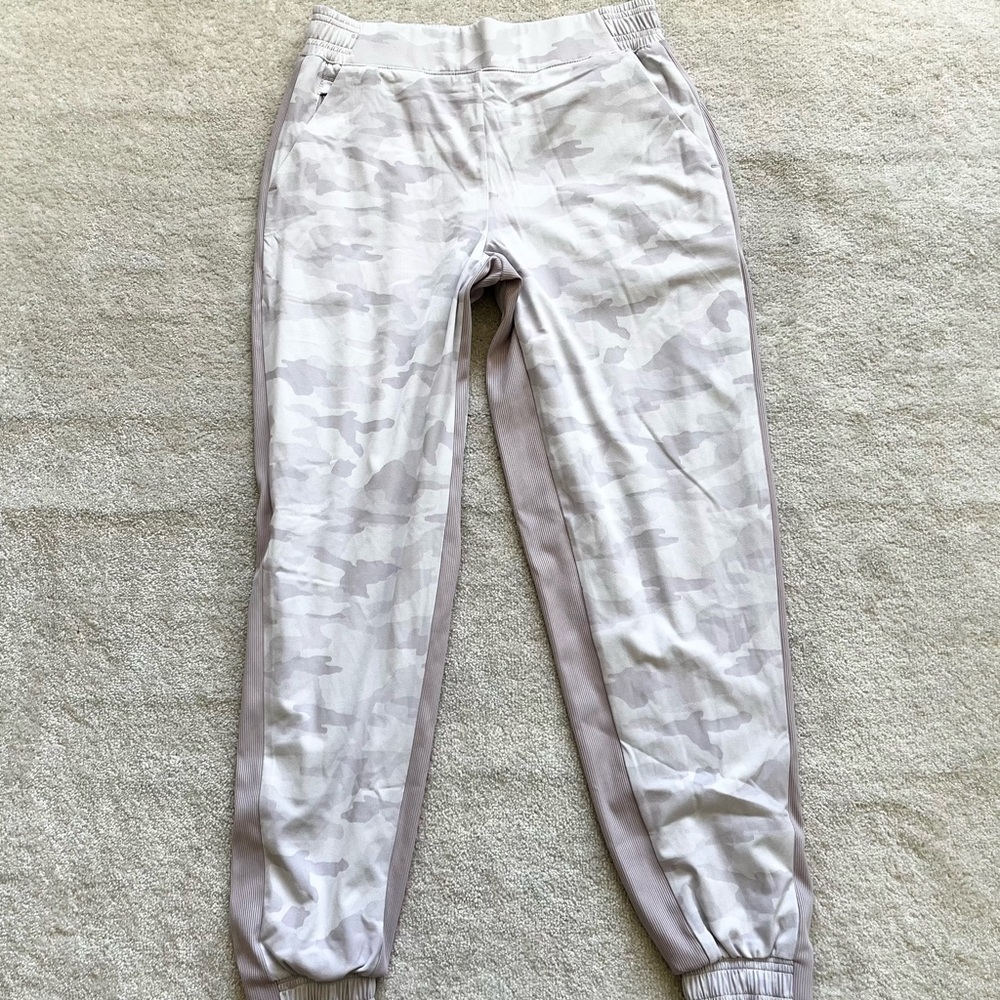 ATHLETA Brooklyn Lined Camo Jogger Size 6 Soft Cozy Warm Athleisure - Picture 2 of 11